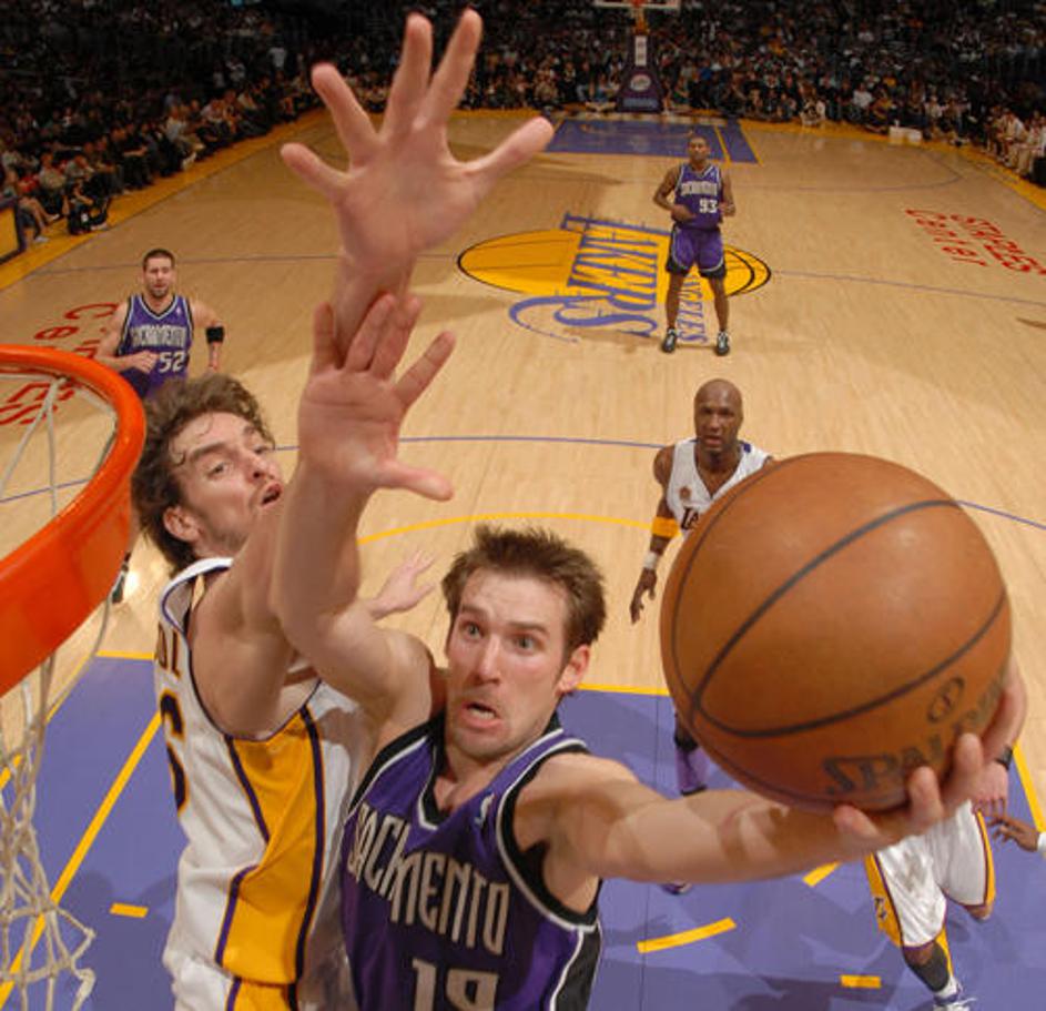 Beno Udrih je bil nerešljiva uganka za slabo obrambo Lakersov. V dodanem videu p