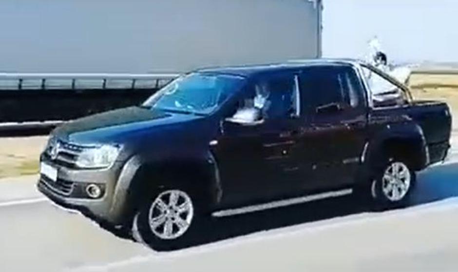 Župnik pred vernike kar v poltovornjaku | Avtor: Facebook