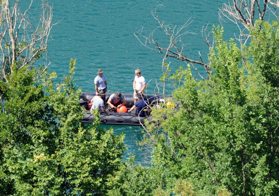 Slovenski vojaki in policist z radarjem preiskujejo jezero.