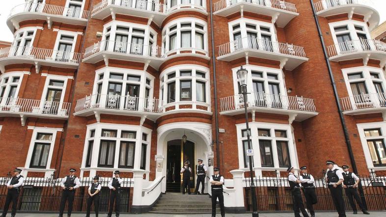 Ekvadorsko veleposlaništvo v Londonu, pred katerim policisti "čakajo" Assangea
