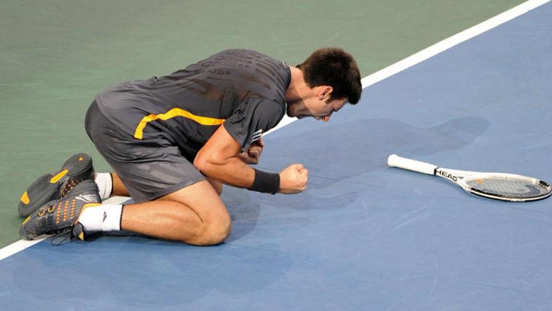 Novak Djoković je po zmagi v Parizu padel na kolena. (Foto: Reuters)