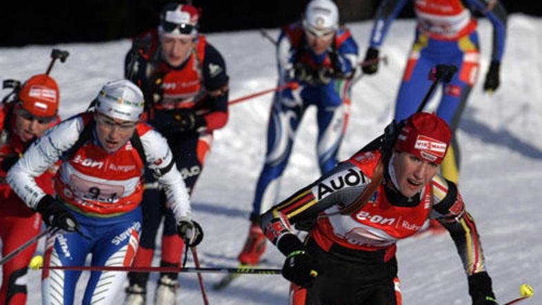 Dijana Ravnikar (št. 9) v lovu za nemško biatlonko