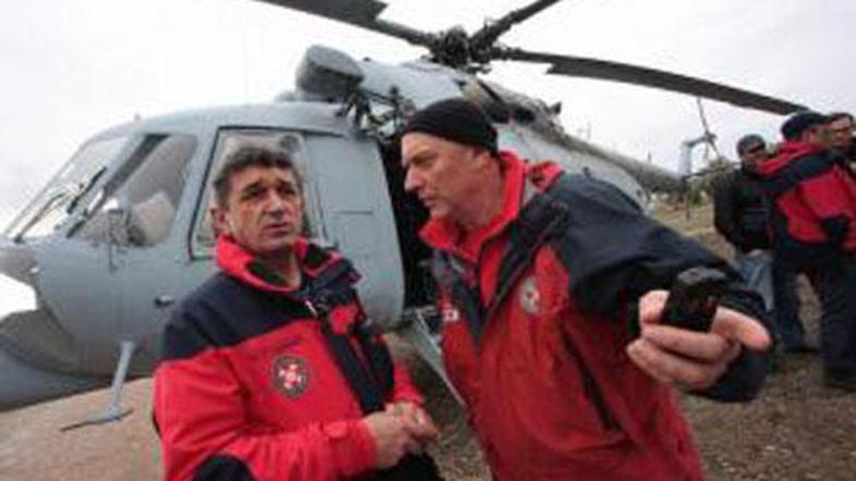 Ker morajo letalo zaradi slabih vremenskih razmer iskati peš, so se reševalcem p