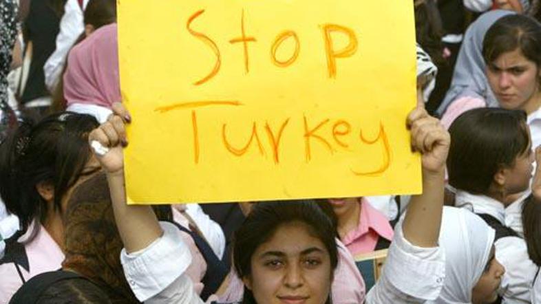 V Iraku je več tisoč ljudi protestiralo proti napovedabni turški operaciji.