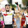 Alberto Contador ostaja v rožnati majici.