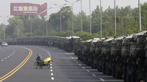 Kitajska vojska na območje dovaža opremo za reševanje, pa tudi pontonske mostove
