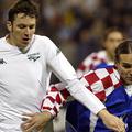 Fabijan Cipot in Dado Pršo med bojem druge kvalifikacijske tekme za euro 2004. F