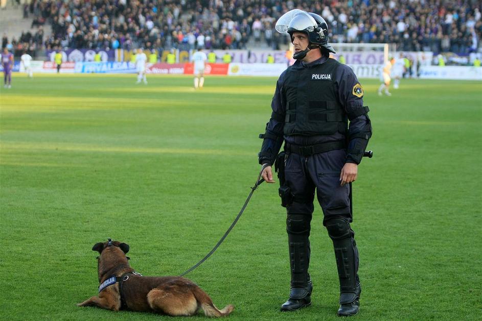 policija policist policijski pes incident izgred navijači navijaci