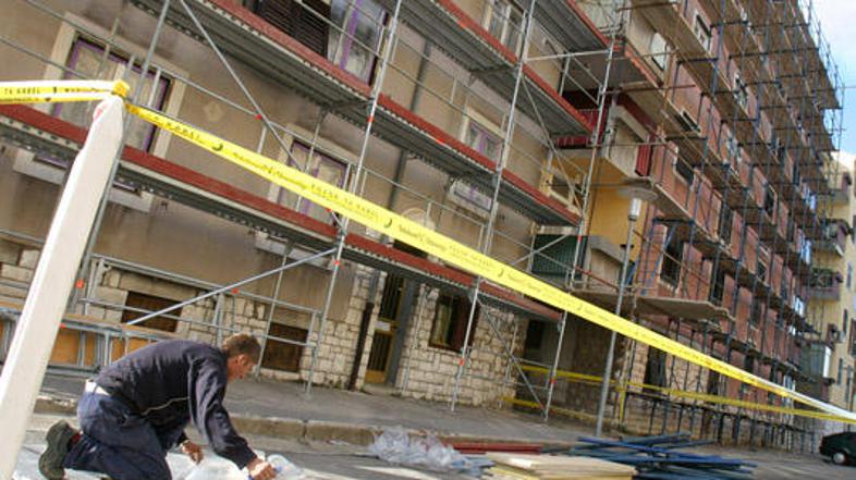 Zaradi del na Muzejskem trgu in obnove fasad blokov ob njem ima težave pri parki