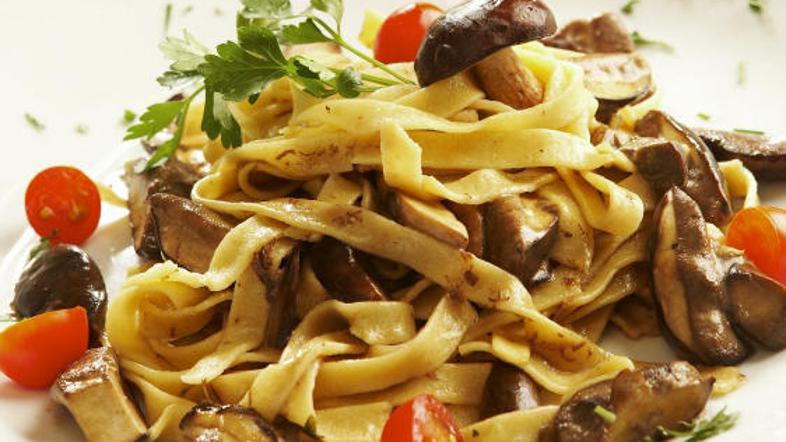 Omako z jurčki lahko priložite testeninam in dobili boste okusno malico.