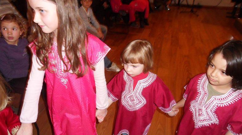 Kaftan, tipično oblačilo Maroka, so predstavile štiri ljubke domačinke. (Foto: M