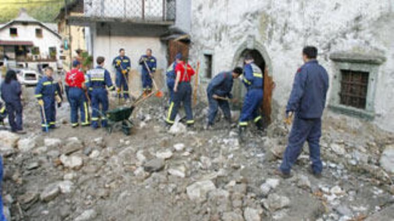V ponedeljek so asfaltirali del ceste skozi Kropo, ki jo je poškodovala lanska v