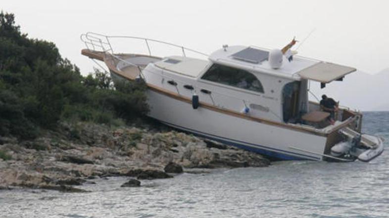 Jahta je po vsej verjetnosti s polno hitrostjo zapeljala na kopno.