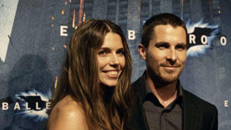 Christian Bale se je kljub aretaciji in problemi z družino včeraj udeležil špans