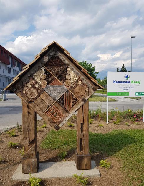 Žužohotel pred upravno stavbo Komunale Kranj na Zarici, Kranj