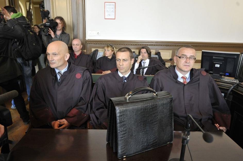 čista lopata, sodišče