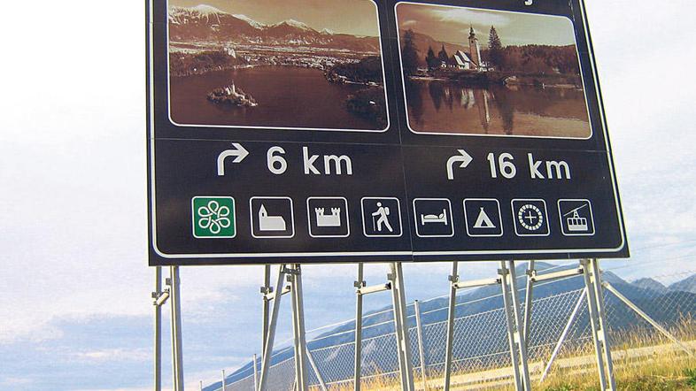 Tabli prikazujeta razdaljo do začetka Občine Bohinj oziroma varovanega območja n