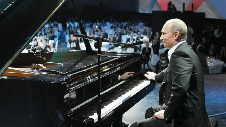 Vladimir Putin za klavirjem na dobrodelni prireditvi v Sankt Peterburgu. (Foto: 