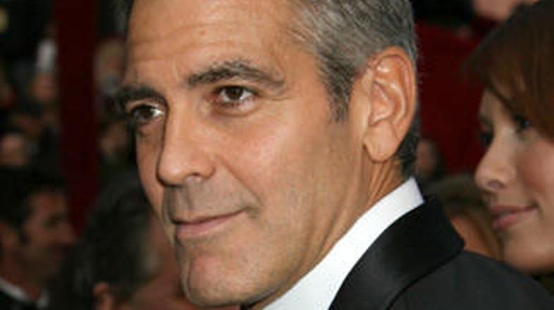 Clooney se dobiva s Sarah Larson, a se še vedno uvršča visoko na lestvicah samce