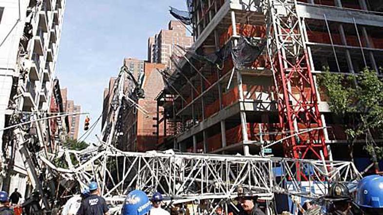 Žerjav se je sprva naslonil na sosednjo stavbo, nato pa se je sesul na cesto.