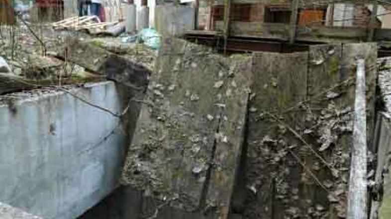 Čehinja ni preživela osemmetrskega padca v jašek na gradbišču.