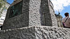 Čiščenje Prešernovega spomenika 