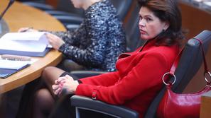 Slovenija 21.10.2013 Alenka Bratusek, z vprasanji poslank in poslancev predsedni