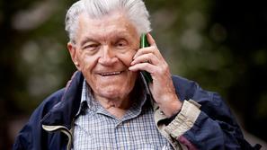 Starjši moški s telefonom