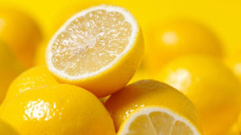 Okus jedi popestrite z limoninim sokom.