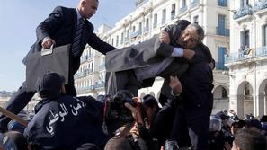 Opozicijski voditelj Said Saadi se prereka s policijo med protivladnimi protesti