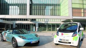 Različna elektro podjetja so slovenski javnosti predstavila vozila tesla roadste
