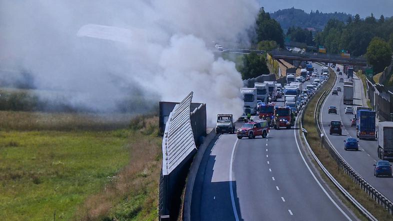 štajerska avtocesta goreče vozilo zaprta