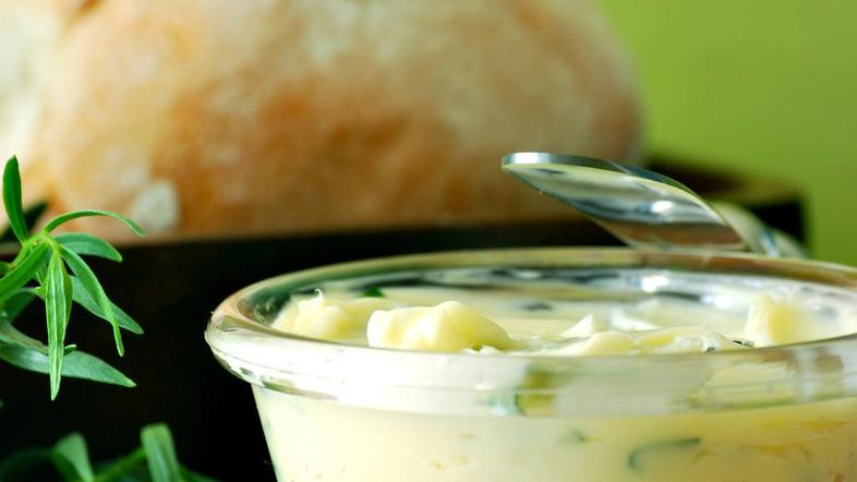 Zeliščno maslo je odlično tudi s pehtranom. (Foto: Shutterstock)