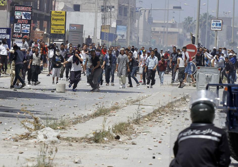 tunis nemiri barikade salafisti