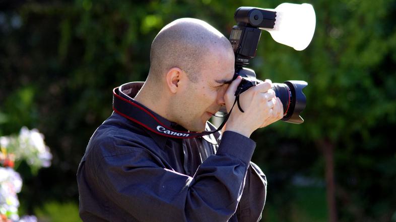 fotograf fotografira na prostem