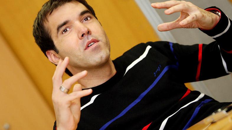 Mario pravi, da ni Majina prva žrtev, da ima v rokah prepoved približevanja, a j