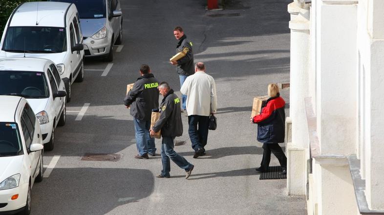 Po informacijah nekaterih pravnih strokovnjakov bi policija morala čez pol leta 
