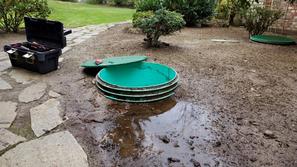 Čiščenje greznice.