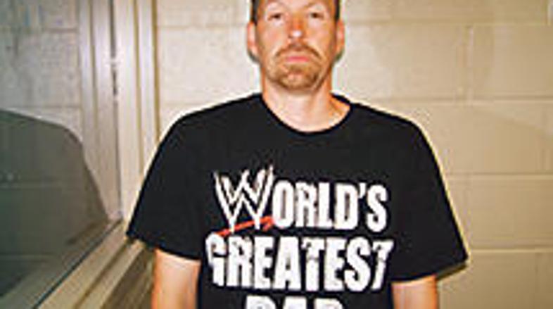 Daniel Allen Everett je pod napisom Najboljši oče na svetu skrival pedofilijo.