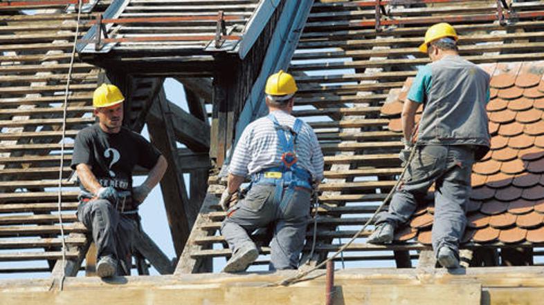 Delo na strehi je zaradi višine izjemno nevarno, kar se je pokazalo tudi pri tok