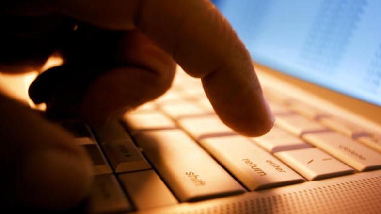 Država bi uporabniku prekinila internetno povezavo, če bi ta več kot trikrat na 