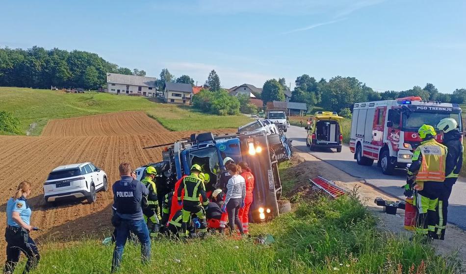 Naložen z avtomobili se je prevrnil, kjer sploh ne bi smel voziti