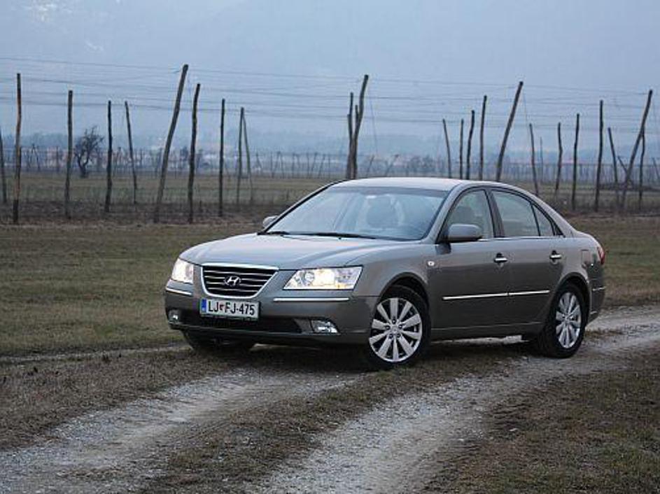 Hyundai sonata se je še enkrat izkazala z dobrim motorjem in prostornostjo.