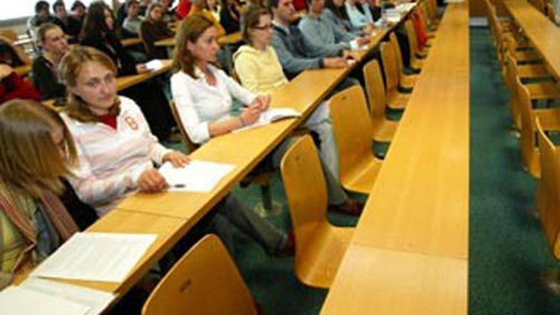 Študenti bodo lahko sedeli v klopeh tudi po osem let.