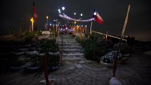 Oltar, kjer bodo počastili vseh 33 rešenih rudarjev. (Foto: EPA)