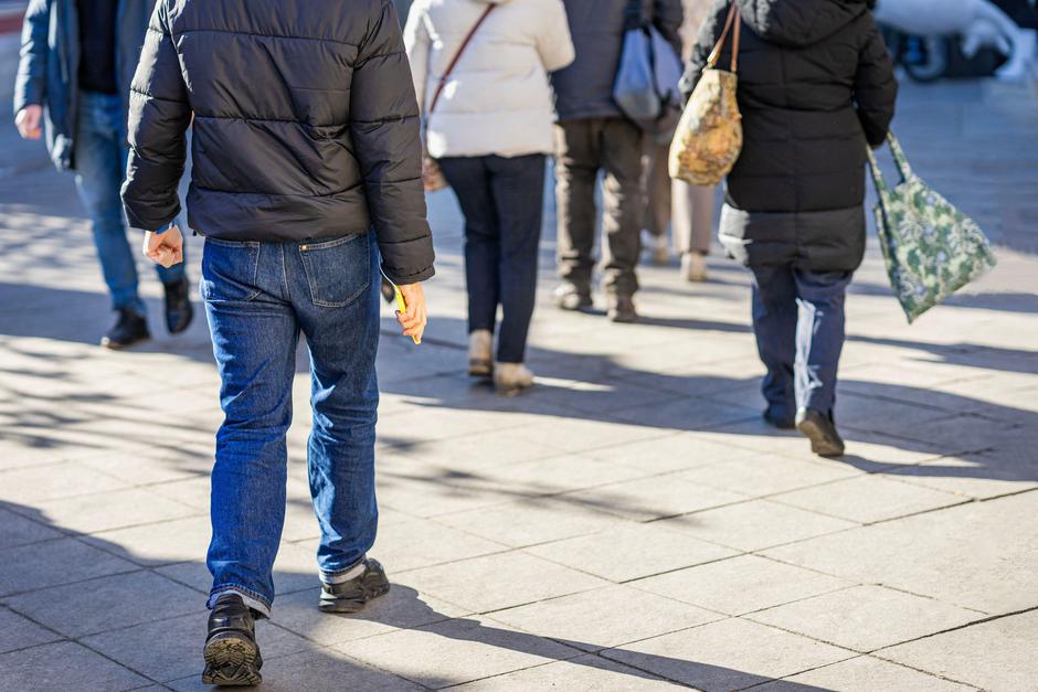 Ljudje hodijo po ulici | Avtor: Profimedia