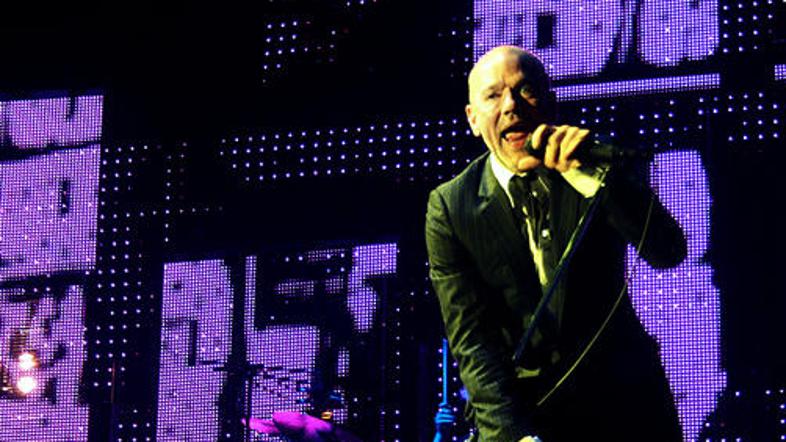 Stipe, sicer tudi družbeno-politični aktivist, je občinstvo po nekaj mrtvih maša