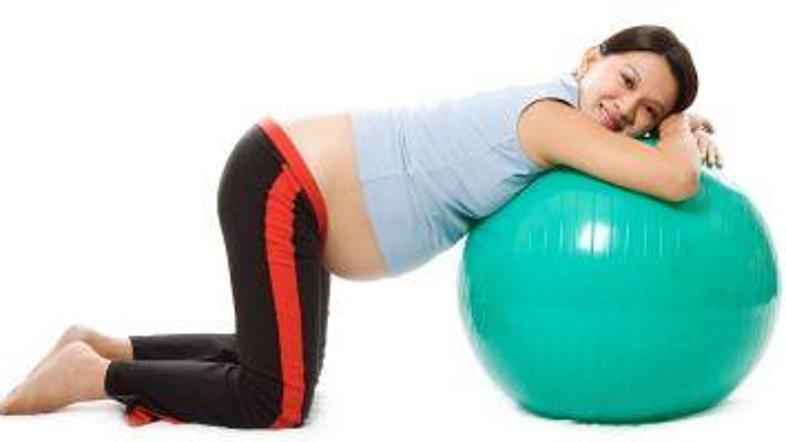 Pri vajah za raztezanje si pomagajte z žogo.