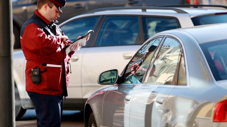 tzmojemesto 07.02.2008, mestni redar pise kazen za napacno parkiranje, Ljubljana