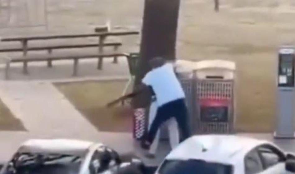 Video iz Sydneyja: Napadalcu skočil na hrbet in mu vzel puško